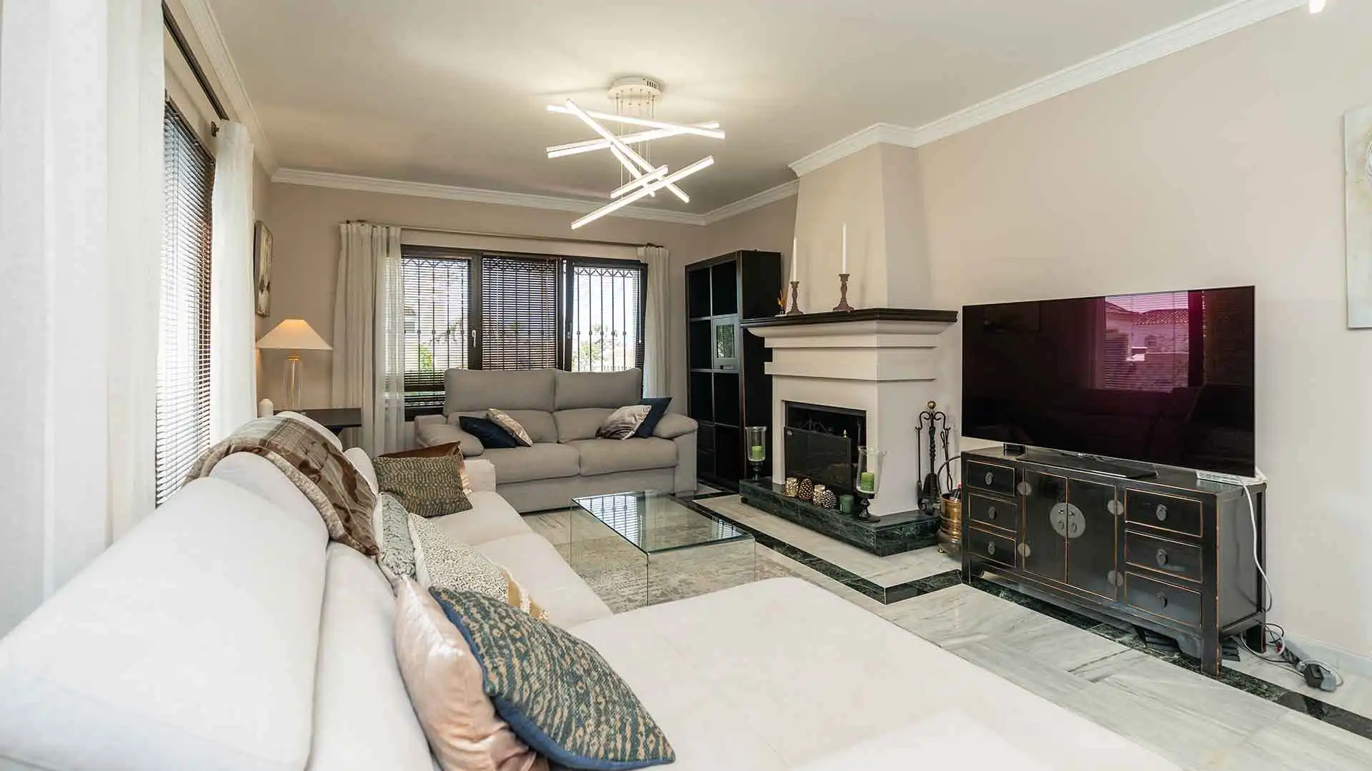 Sala de estar de Casa o chalet de alquiler en Marbella con Aire acondicionado, Jardín privado y Terraza