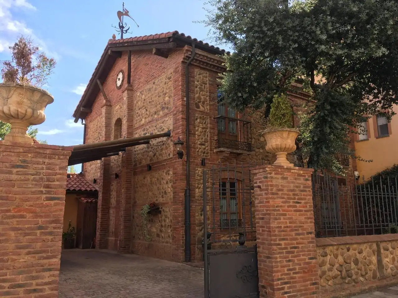 Vista exterior de Casa adosada en venda en San Andrés del Rabanedo amb Aire condicionat, Calefacció i Jardí privat