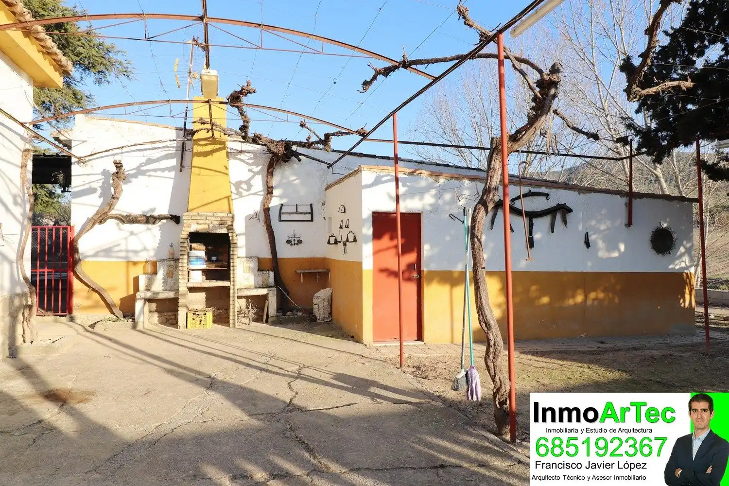 Vista exterior de Finca rústica en venda en Montefrío amb Jardí privat, Traster i Piscina