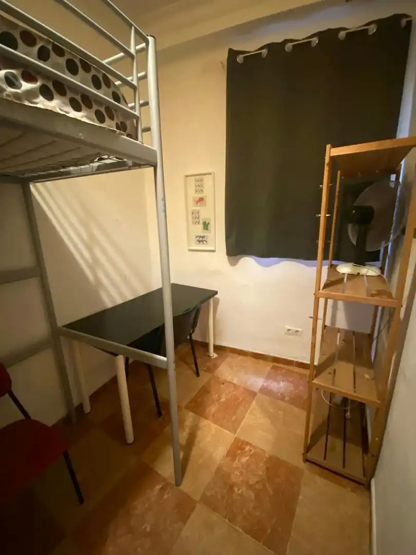 Bedroom of Flat for share in Sevilla  with Air Conditioner, Furnished and Washing machine