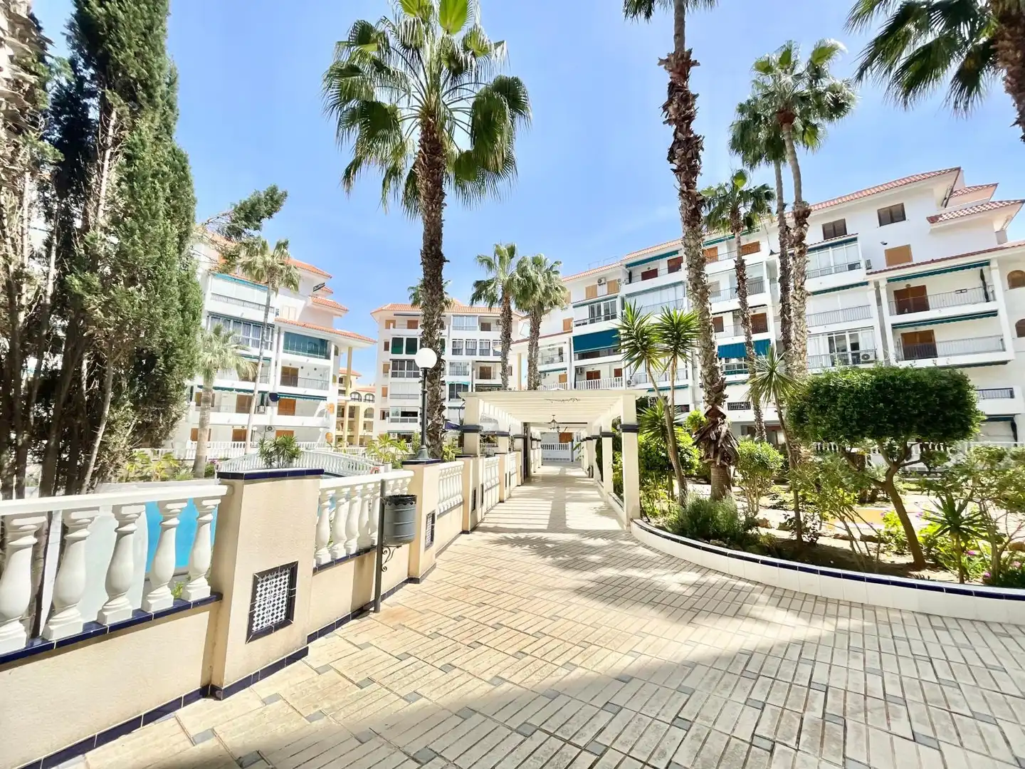 Außenansicht von Wohnung zur Miete in Torrevieja mit Klimaanlage, Heizung und Schwimmbad