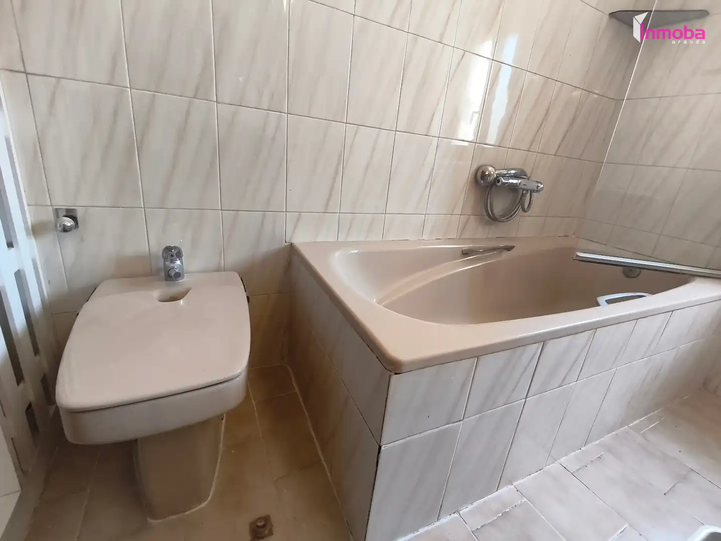 Badezimmer von Wohnung zum Verkauf in Aranda de Duero mit Heizung, Parkett und Balkon