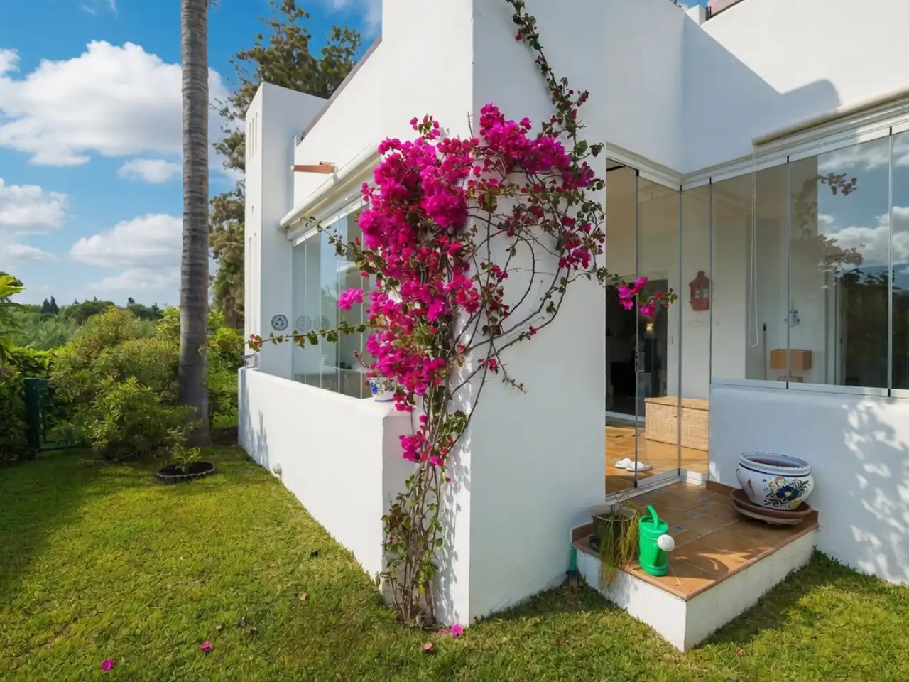 Vista exterior de Planta baja en venta en Marbella con Aire acondicionado, Calefacción y Jardín privado