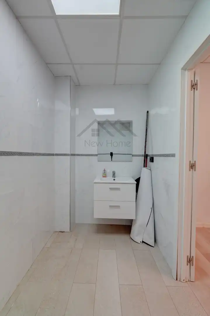 Bany de Local de lloguer en Llíria amb Aire condicionat