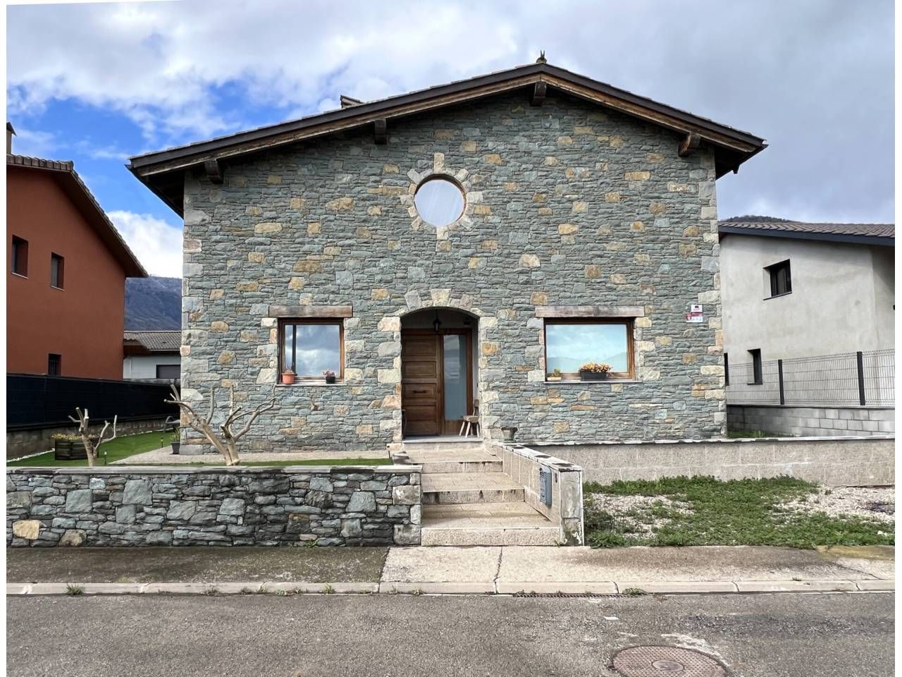 Vista exterior de Casa o xalet en venda en La Vall d'en Bas amb Calefacció, Jardí privat i Terrassa