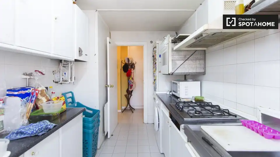 Kitchen of Flat for share in Hortaleza