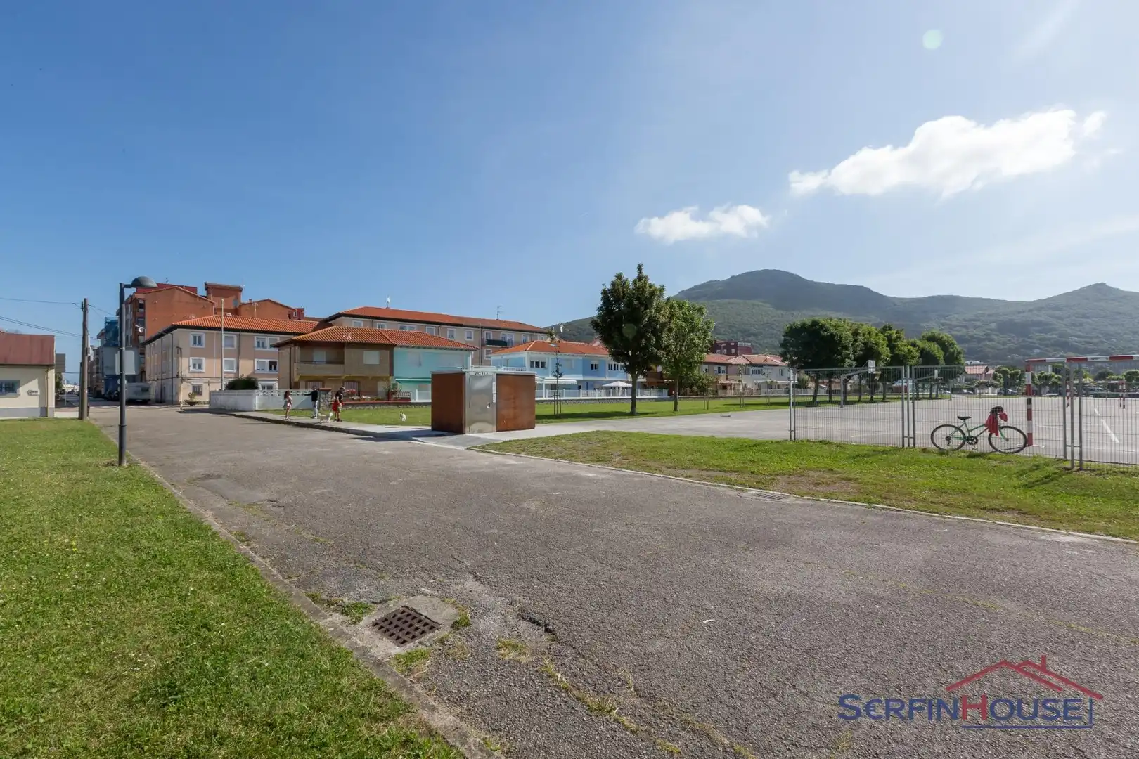 Außenansicht von Fabrikhallen zum Verkauf in Santoña