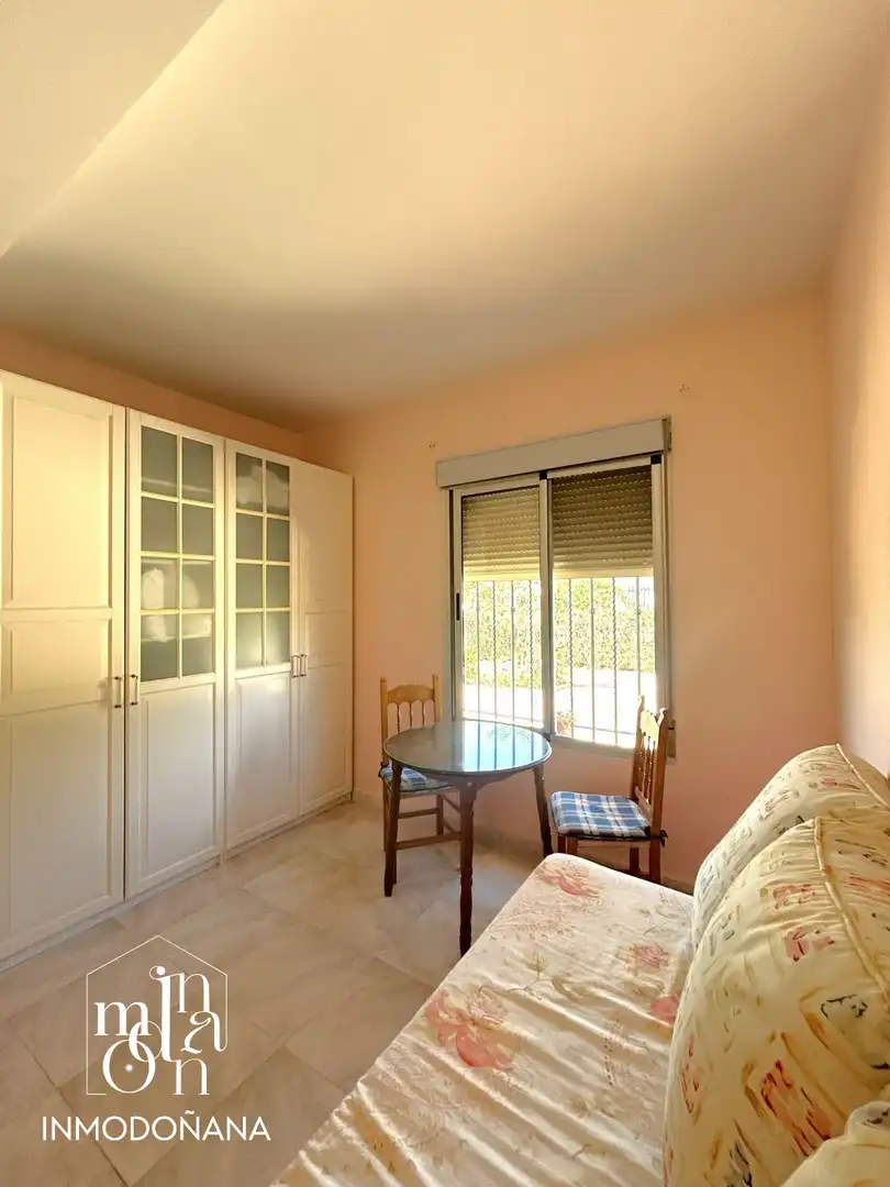 Dormitori de Casa o xalet en venda en Almonte amb Jardí privat, Terrassa i Moblat