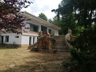 Chalet con balcón en venta en Buñol