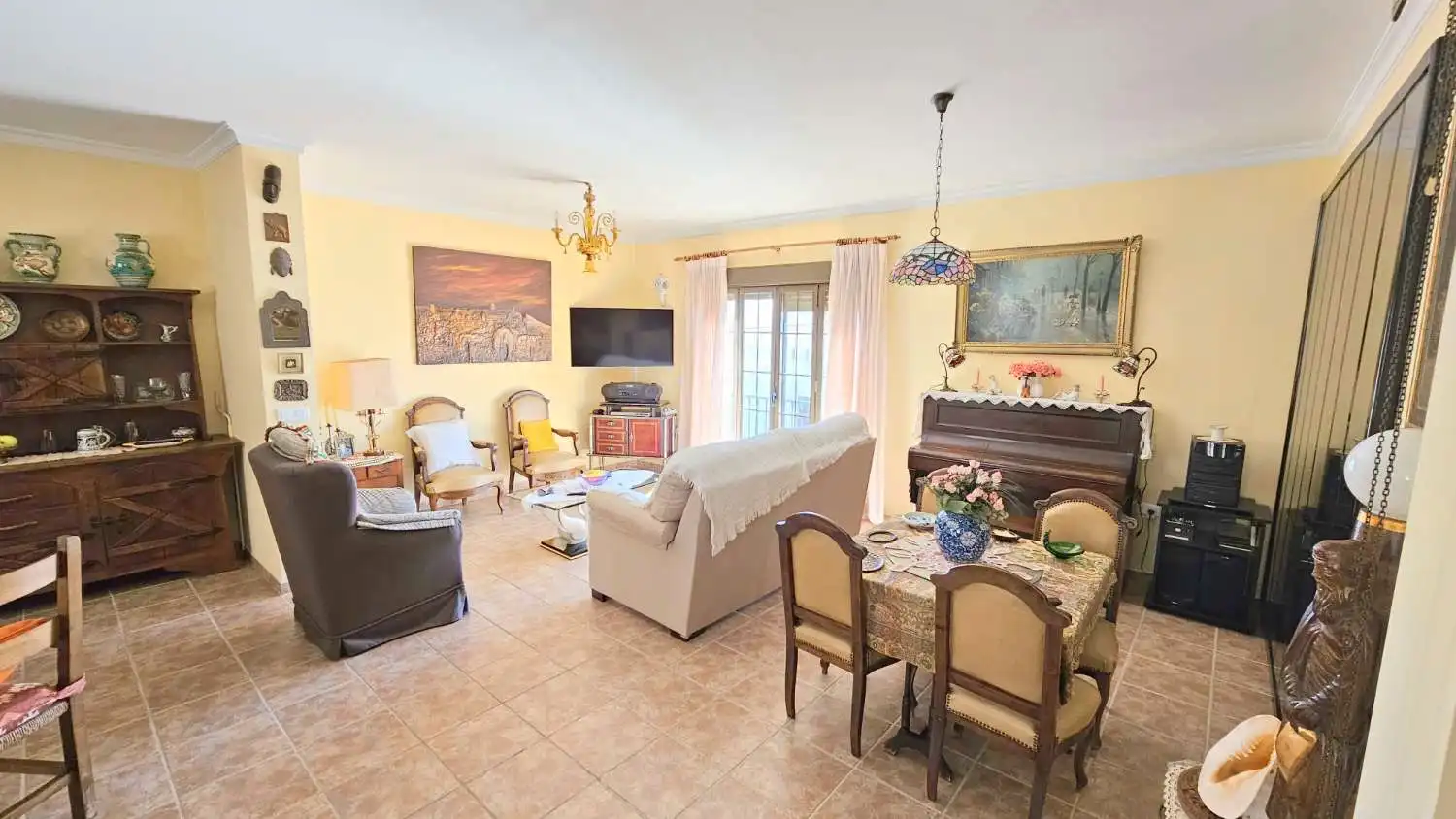 Sala d'estar de Casa adosada en venda en Vélez-Málaga amb Terrassa, Traster i Moblat