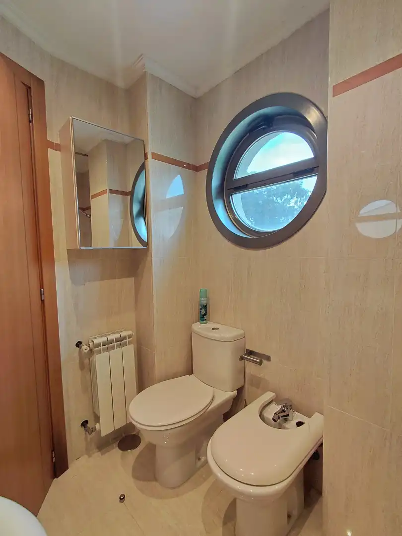Badezimmer von Wohnung zum Verkauf in Oleiros mit Heizung, Parkett und Möbliert