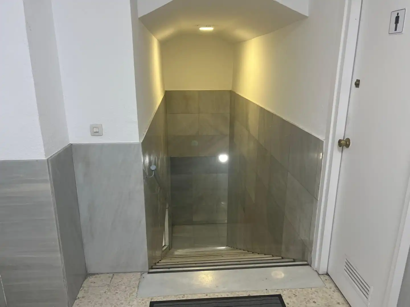 Bany de Oficina en venda en Sevilla amb Aire condicionat, Calefacció i Moblat