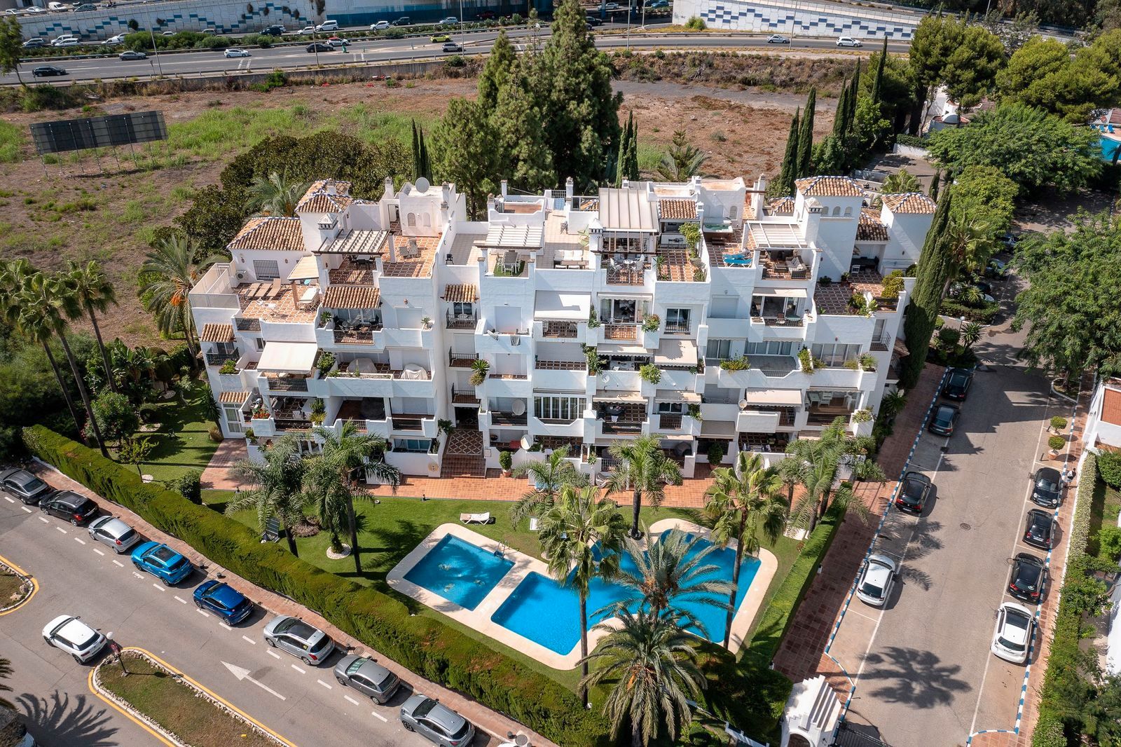Vista exterior de Dúplex en venda en Marbella amb Aire condicionat, Terrassa i Traster