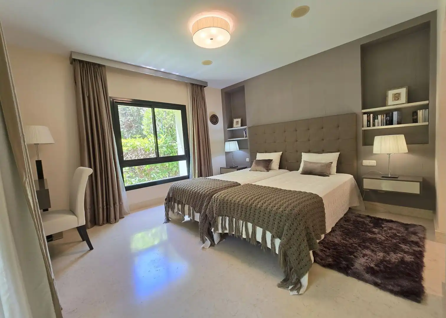 Bedroom of Flat for sale in Benahavís  with Air Conditioner, Furnished and TV