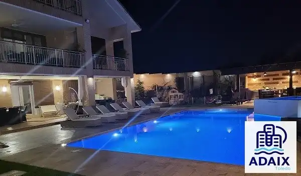 Schwimmbecken von Haus oder Chalet zum Verkauf in Layos mit Klimaanlage, Heizung und Parkett