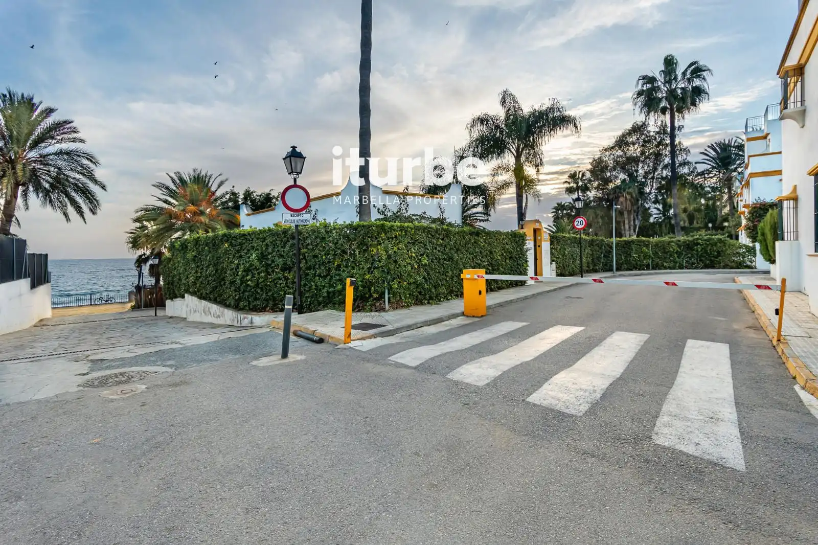 Vista exterior de Casa adosada de lloguer en Marbella amb Aire condicionat, Calefacció i Piscina