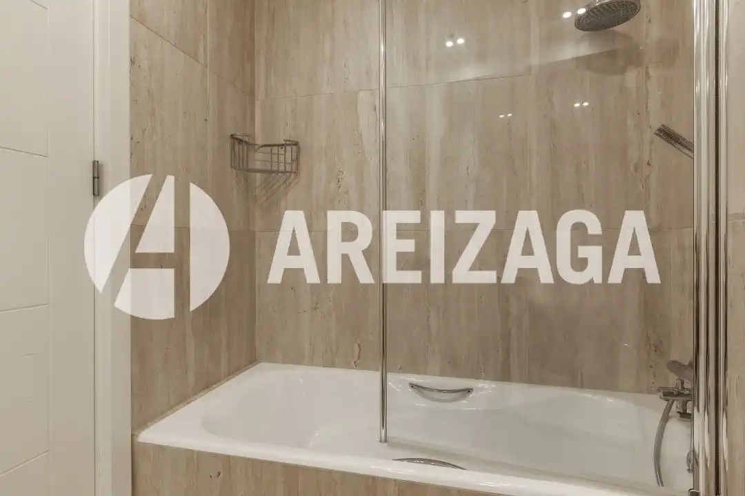 Baño de Piso en venta en Donostia - San Sebastián  con Calefacción, Terraza y Balcón
