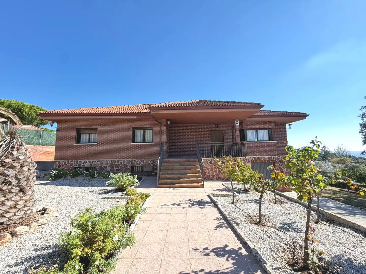 Vista exterior de Casa o chalet en venta en Villa del Prado, Madrid