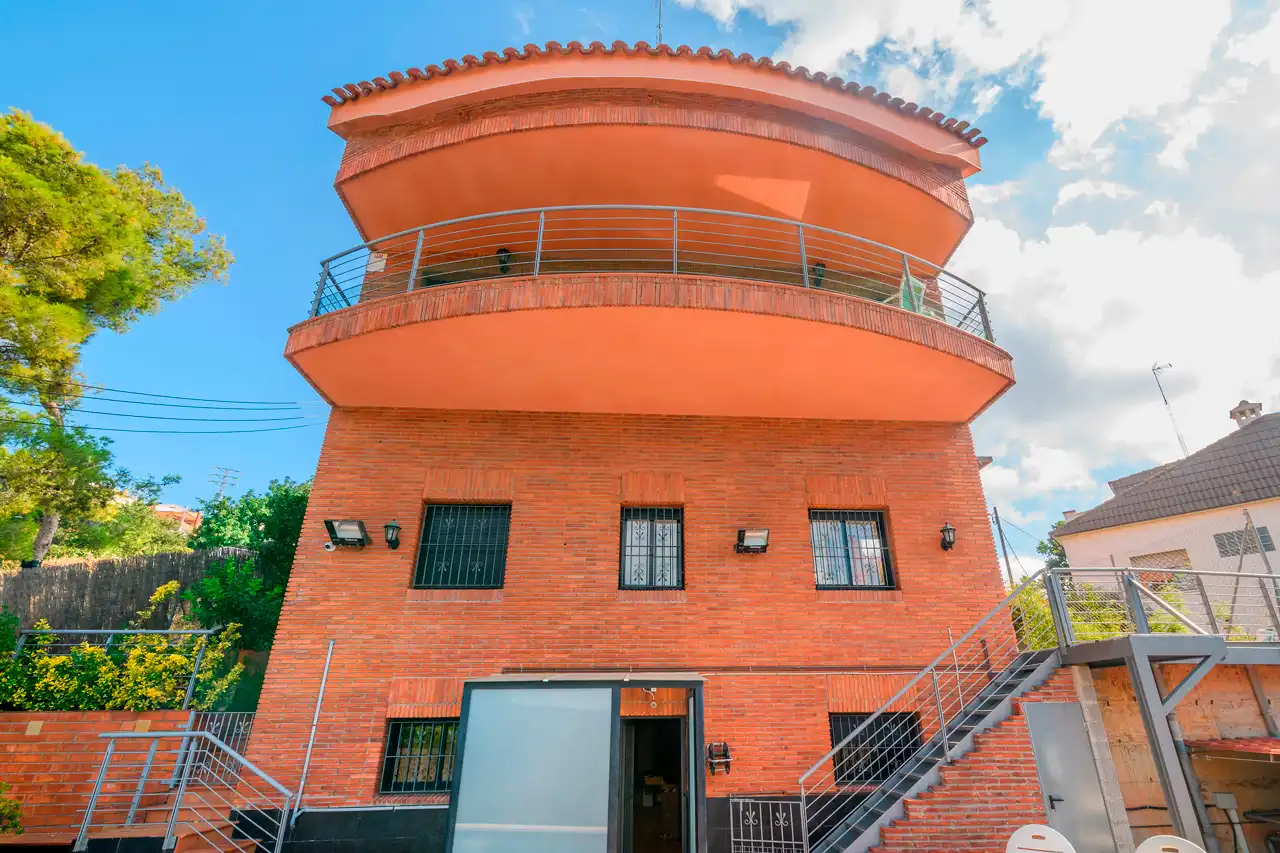 Vista exterior de Casa o xalet de lloguer en Viladecans amb Aire condicionat, Calefacció i Jardí privat