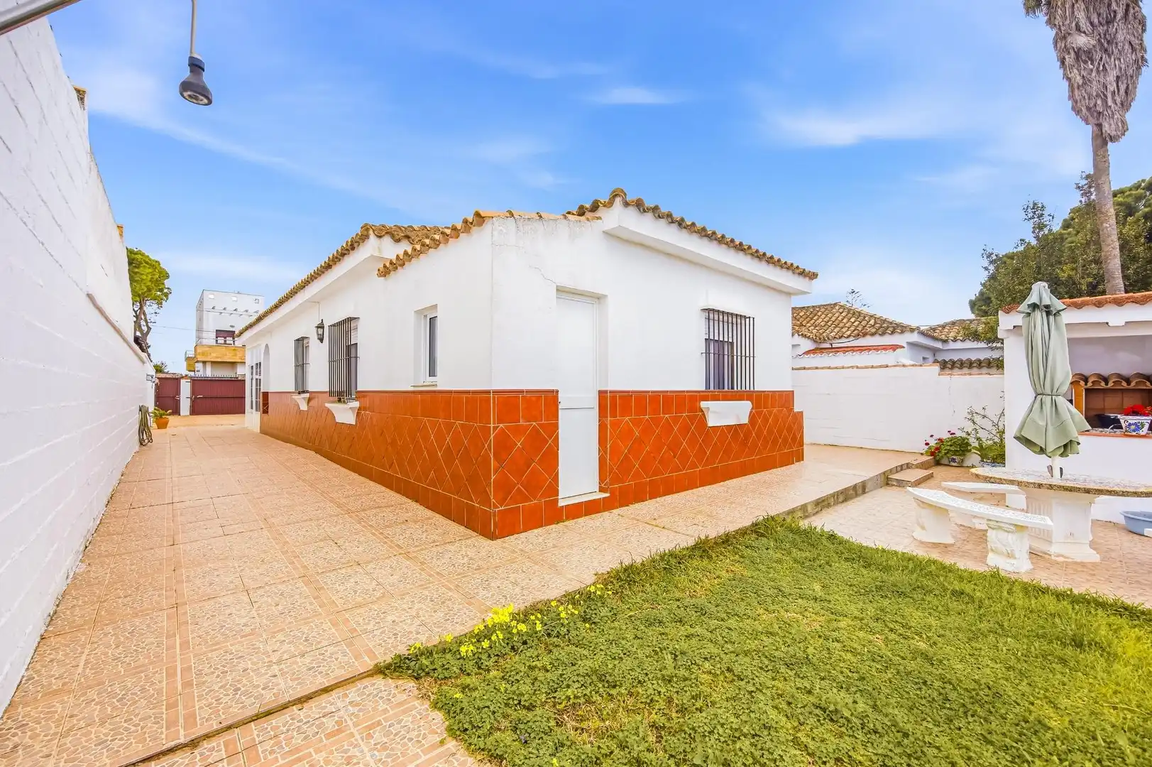 Vista exterior de Casa o xalet en venda en Chiclana de la Frontera amb Aire condicionat, Calefacció i Jardí privat