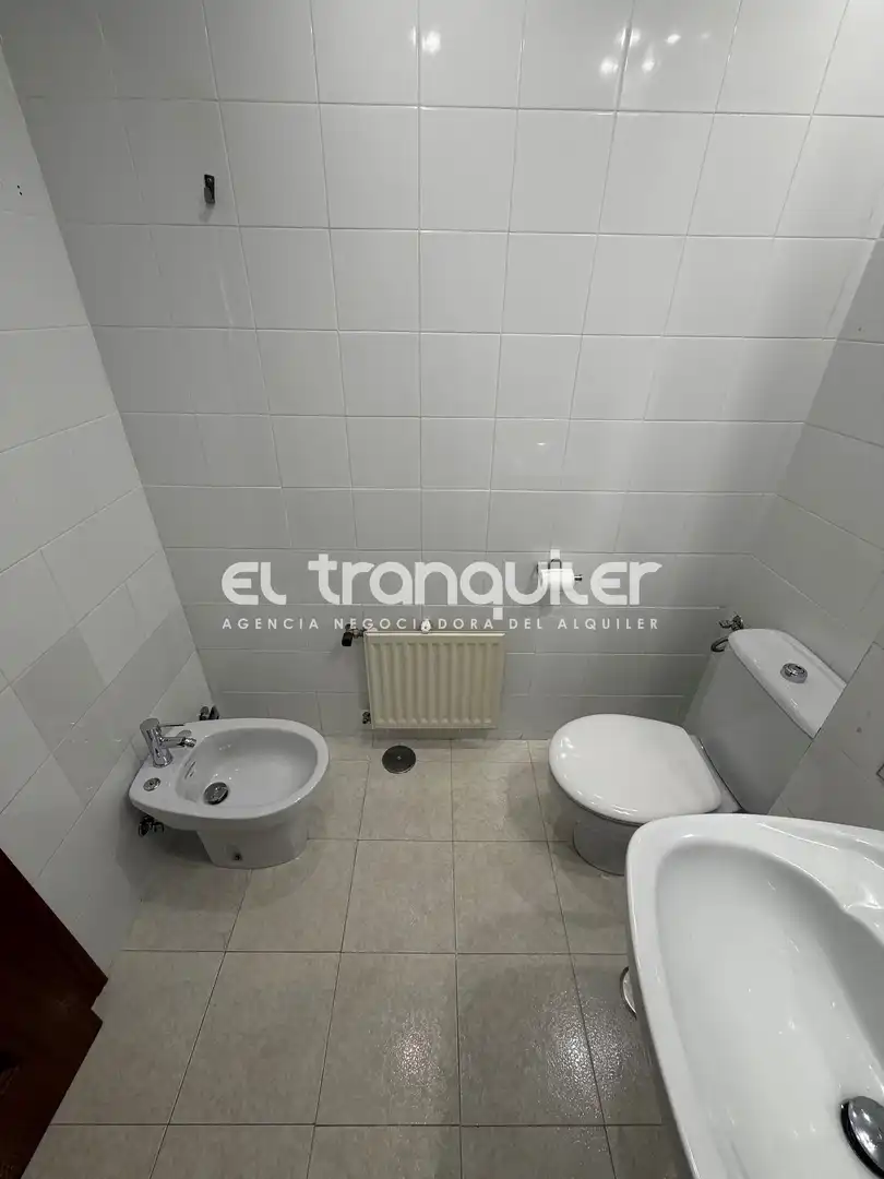 Baño de Piso de alquiler en Pozuelo de Alarcón con Parquet, Terraza y Trastero