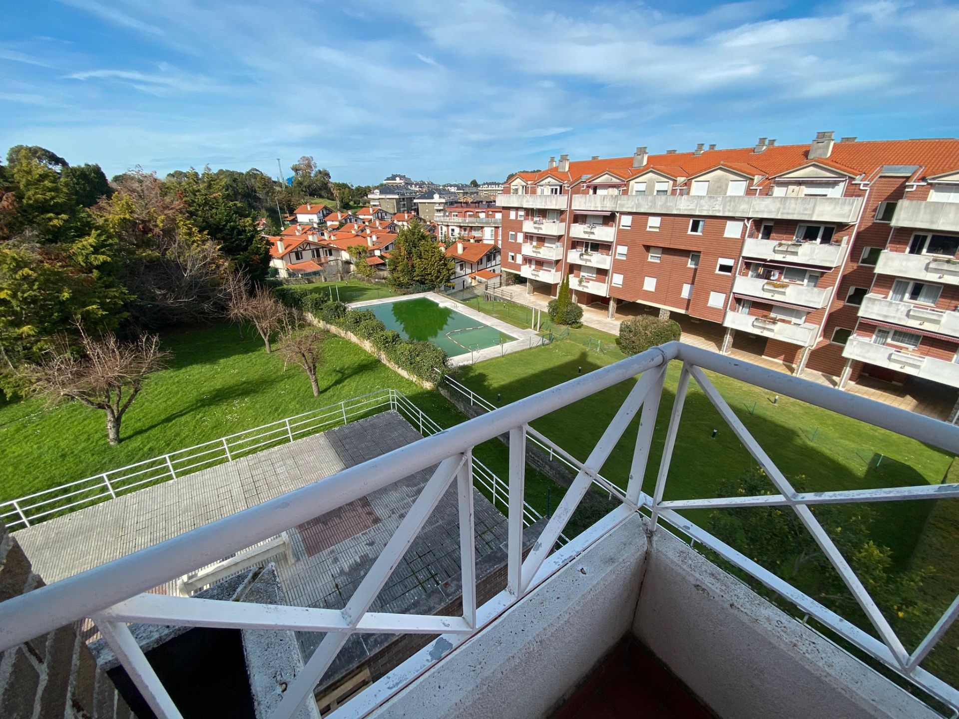 Vista exterior de Piso en venta en Castro-Urdiales con Terraza y Balcón