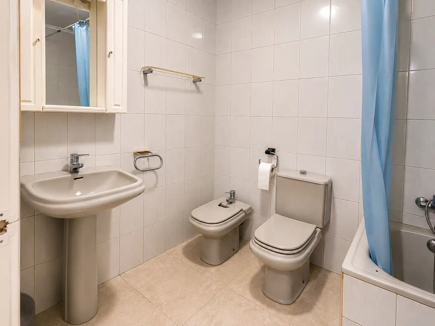 Badezimmer von Wohnung zur Miete in Santander mit Möbliert und Ofen
