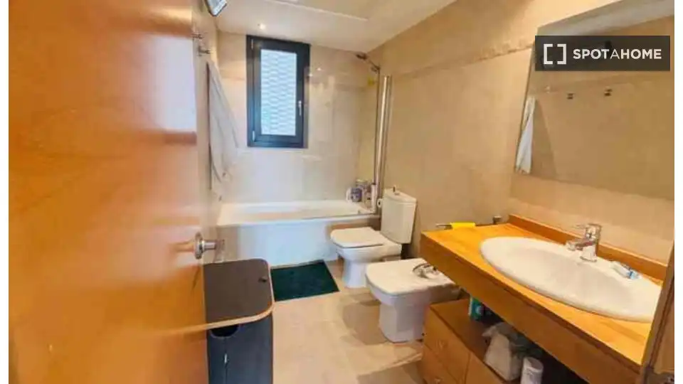Bathroom of Flat for rent in Burjassot  with Air Conditioner, Heating and Furnished
