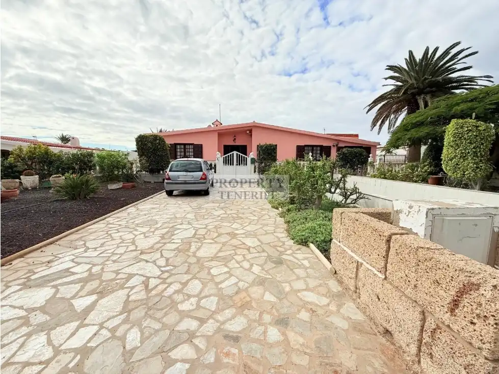 Vista exterior de Casa o xalet en venda en Arona amb Terrassa, Piscina i Moblat