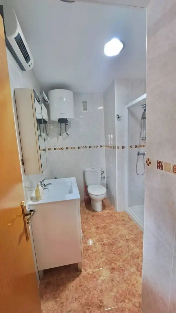 Baño de Apartamento de alquiler en La Pobla de Farnals con Aire acondicionado, Calefacción y Amueblado