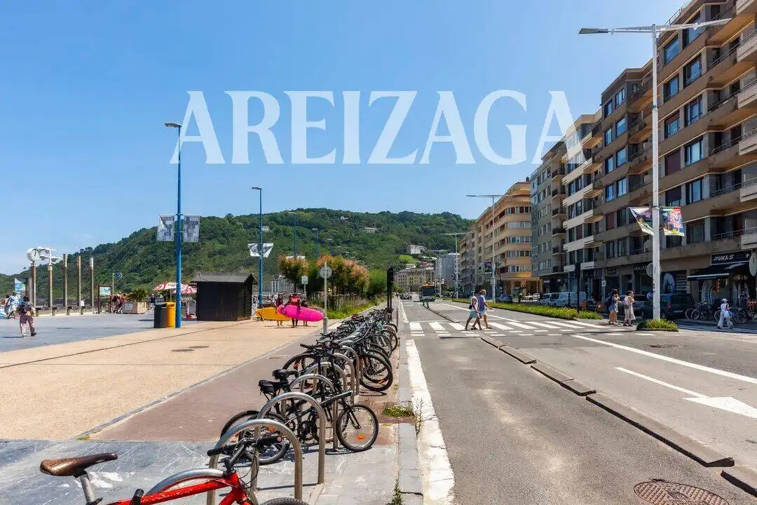 Vista exterior de Pis en venda en Donostia - San Sebastián  amb Calefacció i Balcó