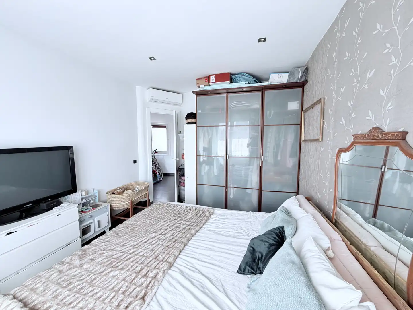 Bedroom of Attic for sale in Barcelona  with Air Conditioner, Heating and Parquet flooring