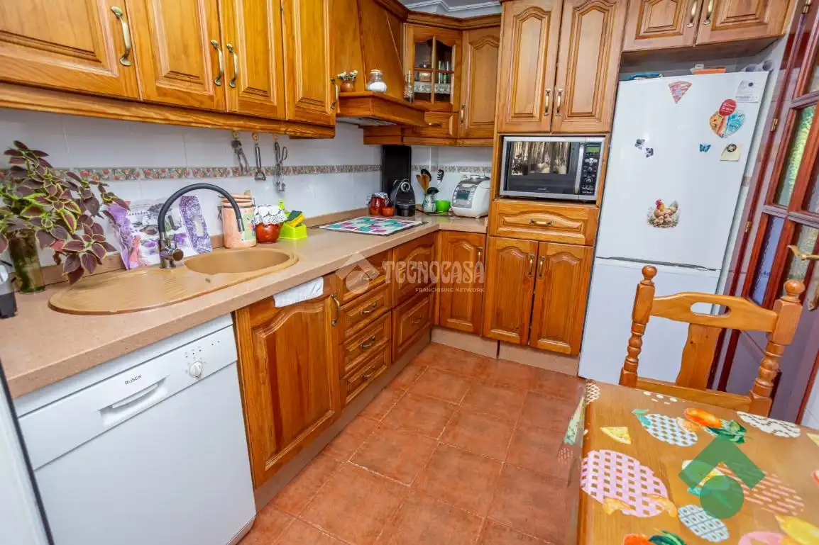Cuina de Casa adosada en venda en San Bernabé