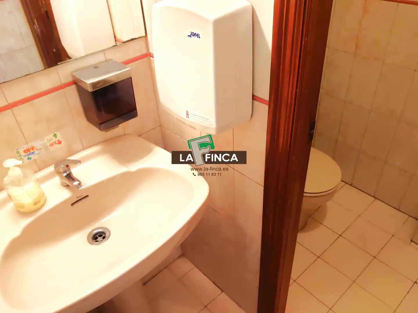 Bany de Local en venda en Oviedo 