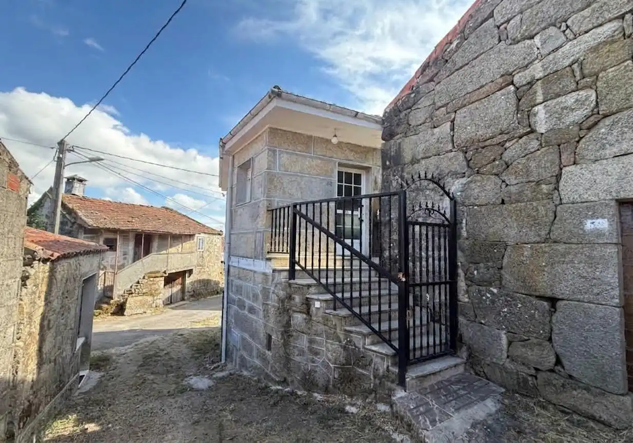 Exterior view of Houses for sale in Calvos de Randín  with Balcony