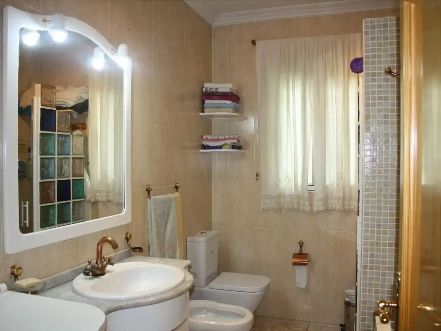 Bany de Casa o xalet en venda en La Adrada  amb Aire condicionat, Piscina i Balcó