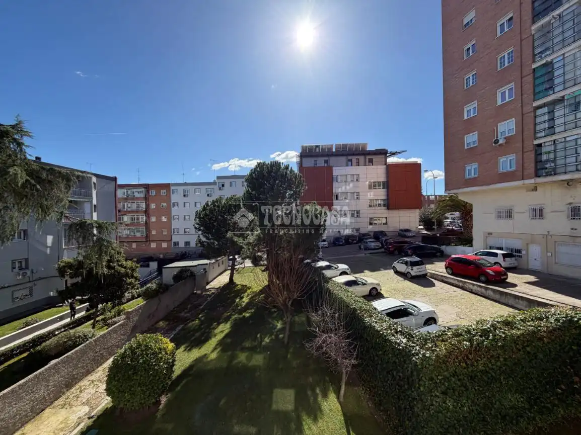 Vista exterior de Pis en venda en Madrid amb Calefacció, Parquet i Terrassa