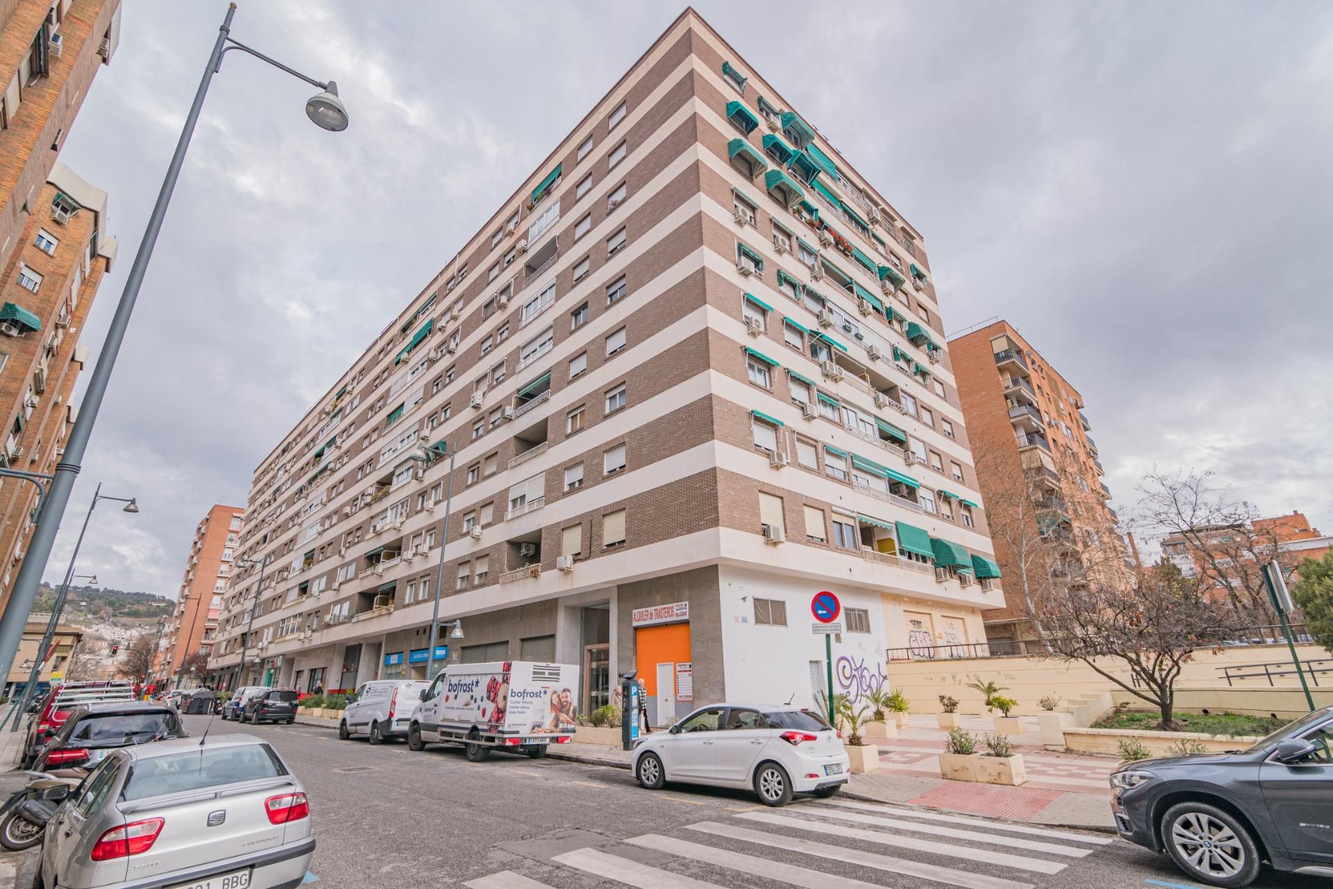 Vista exterior de Pis en venda en  Granada Capital amb Aire condicionat, Calefacció i Terrassa