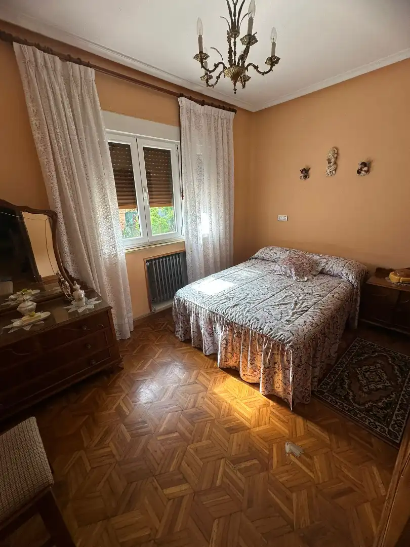 Habitación de Casa adosada en venta en San Martín del Rey Aurelio con Calefacción, Jardín privado y Terraza