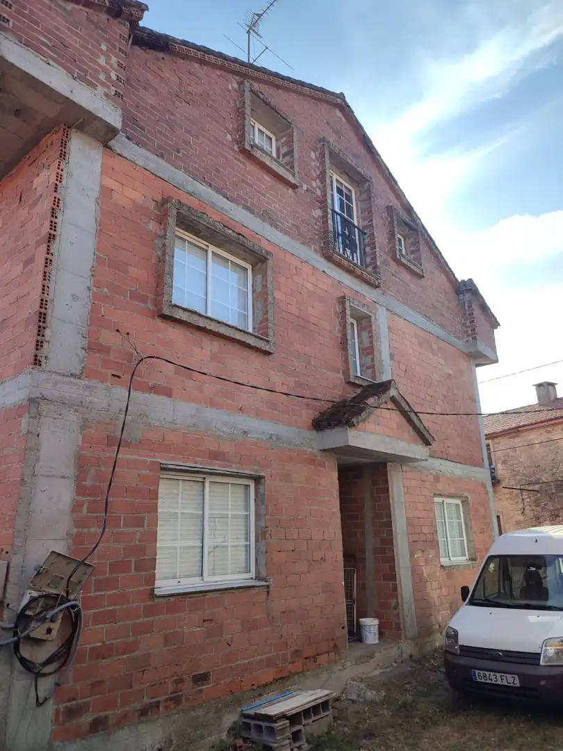 Vista exterior de Edificio en venta en Teo