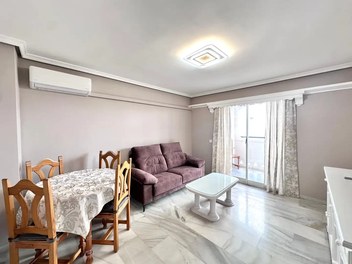 Sala d'estar de Pis de lloguer en Benalmádena amb Aire condicionat, Terrassa i Moblat