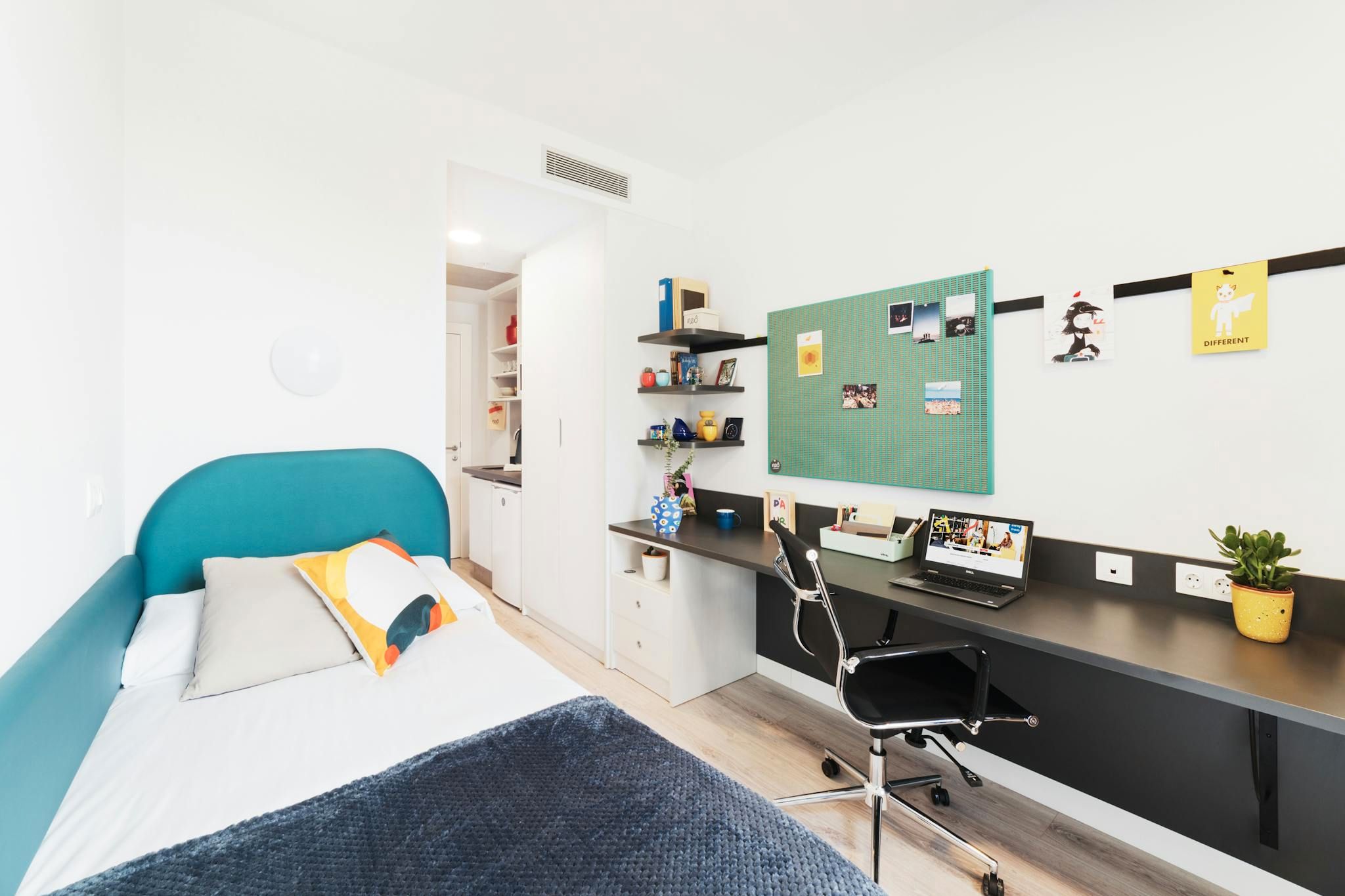 Bedroom of Flat to share in  Barcelona Capital  with Air Conditioner, Heating and Private garden