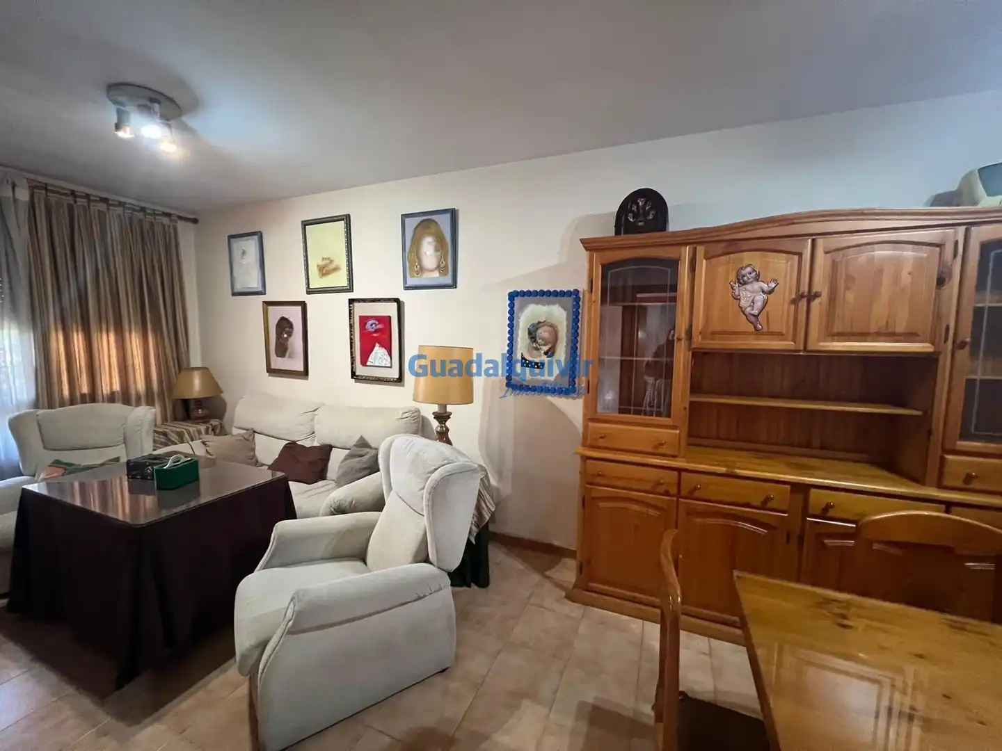 Sala d'estar de Casa adosada en venda en Montequinto amb Aire condicionat, Jardí privat i Traster
