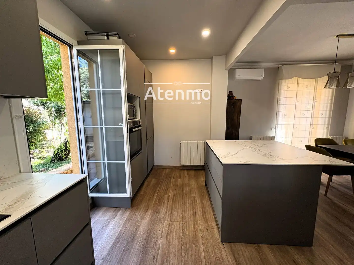 Cocina de Casa o chalet en venta en Barcelona con Aire acondicionado, Calefacción y Jardín privado