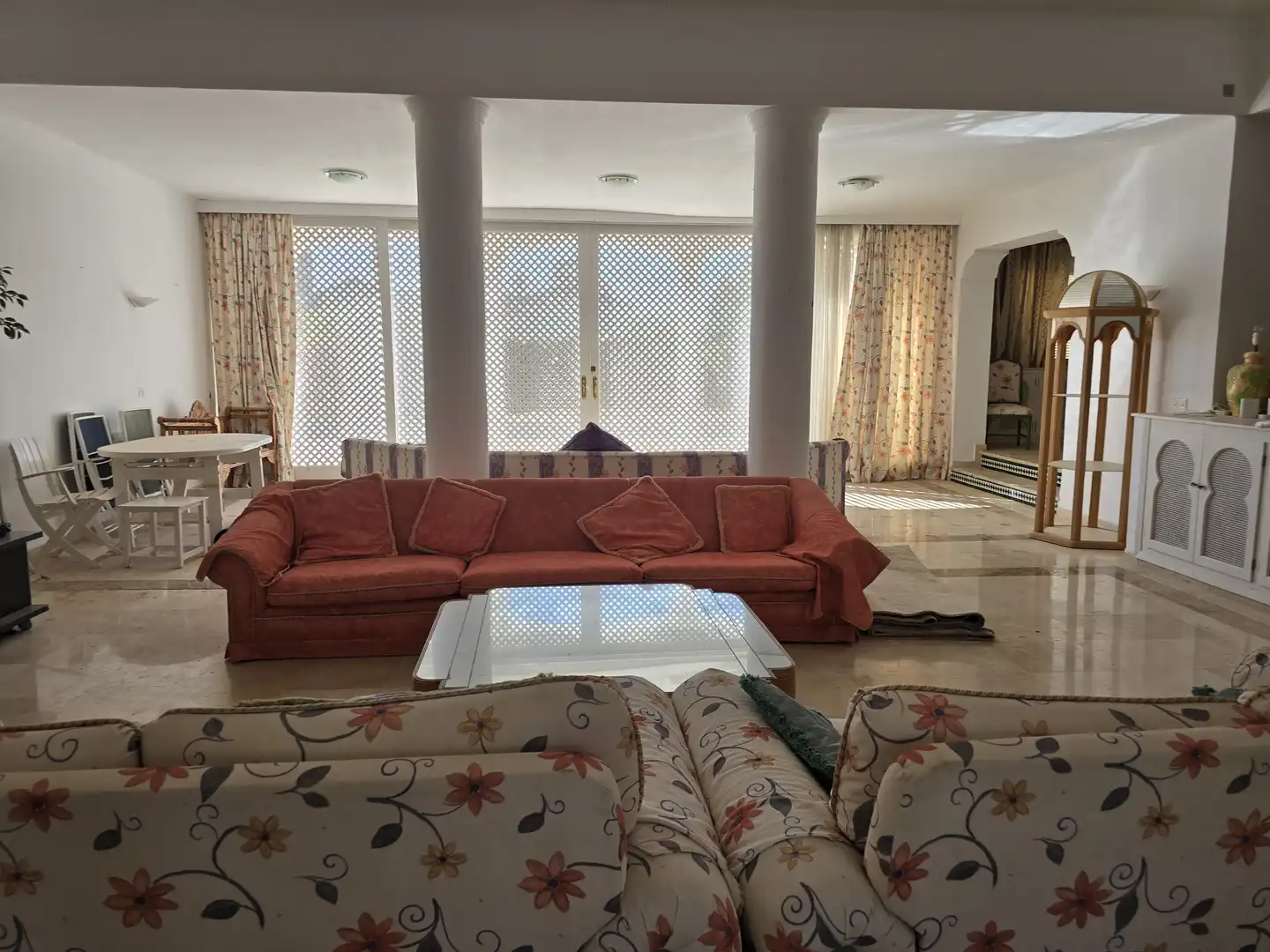 Sala d'estar de Casa o xalet en venda en Marbella amb Calefacció, Jardí privat i Terrassa