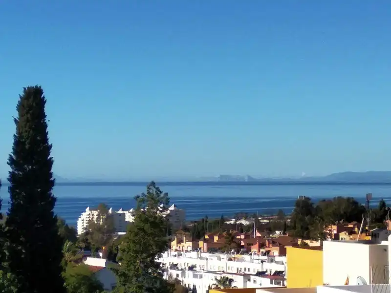 Vista exterior de Casa adosada en venda en Marbella amb Aire condicionat, Terrassa i Piscina