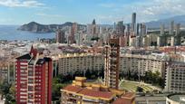 Vista exterior de Àtic en venda en Benidorm amb Aire condicionat, Terrassa i Balcó