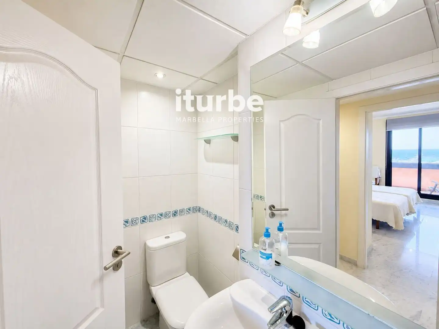 Baño de Piso de alquiler en Marbella con Aire acondicionado, Terraza y Piscina