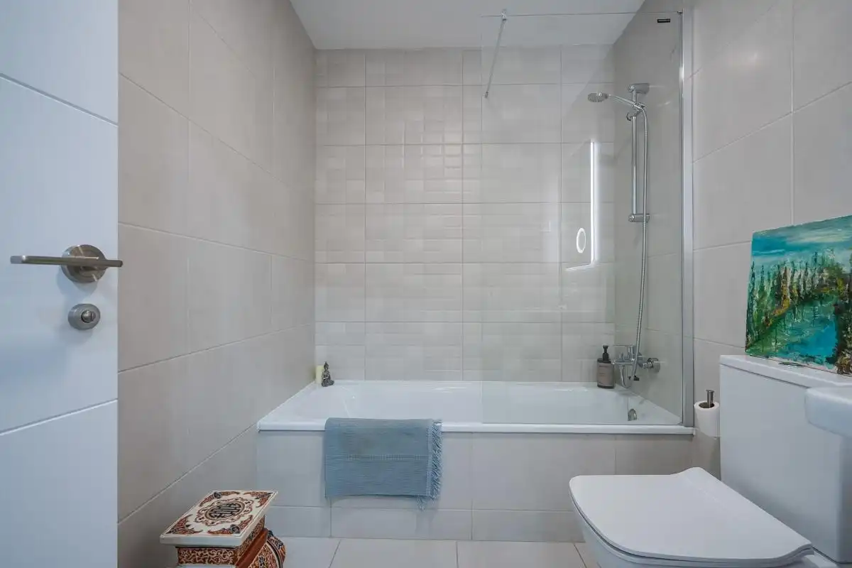 Bathroom of Flat for sale in Madrid  with Air Conditioner, Heating and Private garden