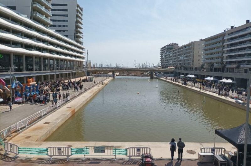 Swimming pool of Building for sale in Badalona